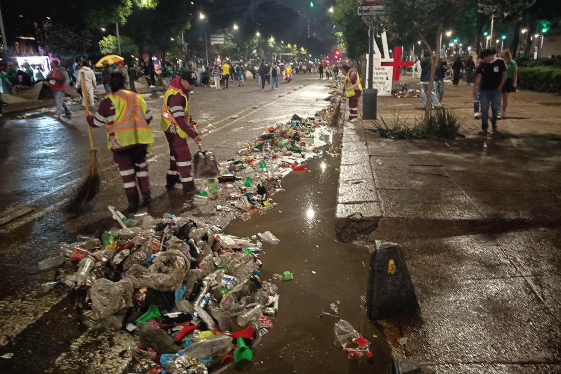 Generan 40 toneladas de basura en festejos del Zócalo y el Ángel