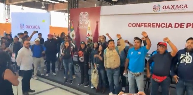 Irrumpen profesores de Educación Física en conferencia de Salomón Jara; suspenden el encuentro con medios