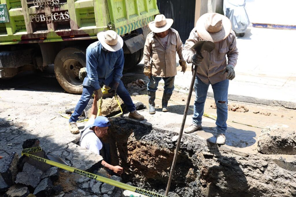 Rehabilitan Ceabien y Soapa red de drenaje sanitario en el Barrio de Xochimilco de la capital oaxaqueña