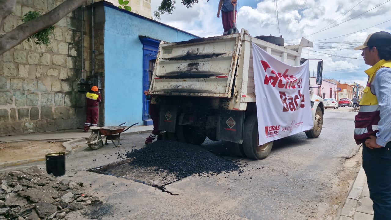 Cierran calle Arteaga por trabajos de bacheo en el Centro Histórico de Oaxaca