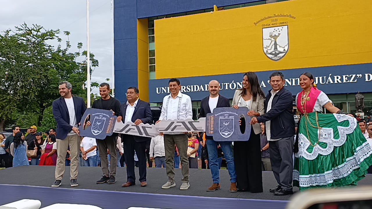 Salomón Jara y JAC México entregan vehículos a la UABJO y anuncian nuevos apoyos