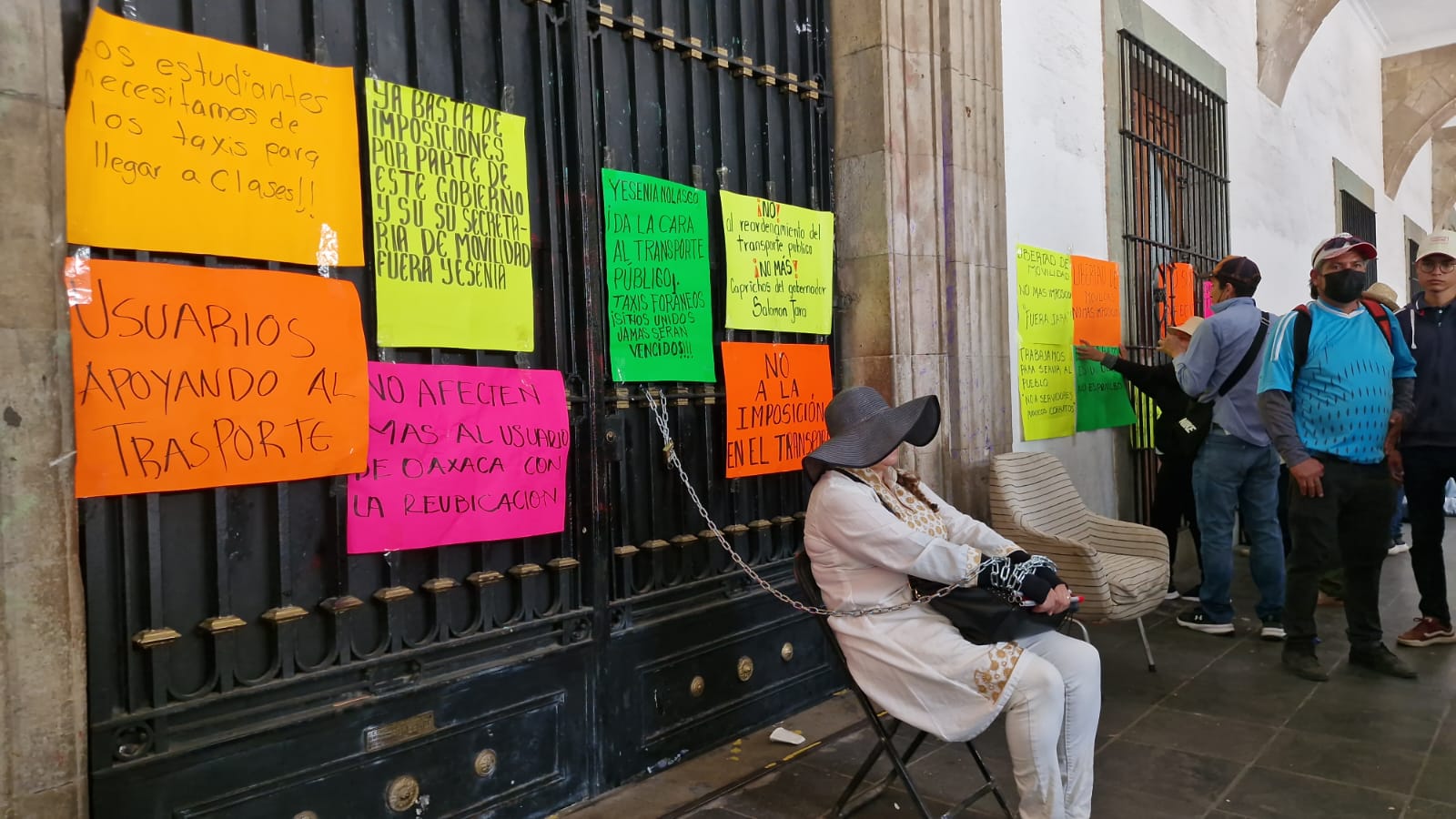 Se encadena mujer con discapacidad ante Palacio de Gobierno de Oaxaca