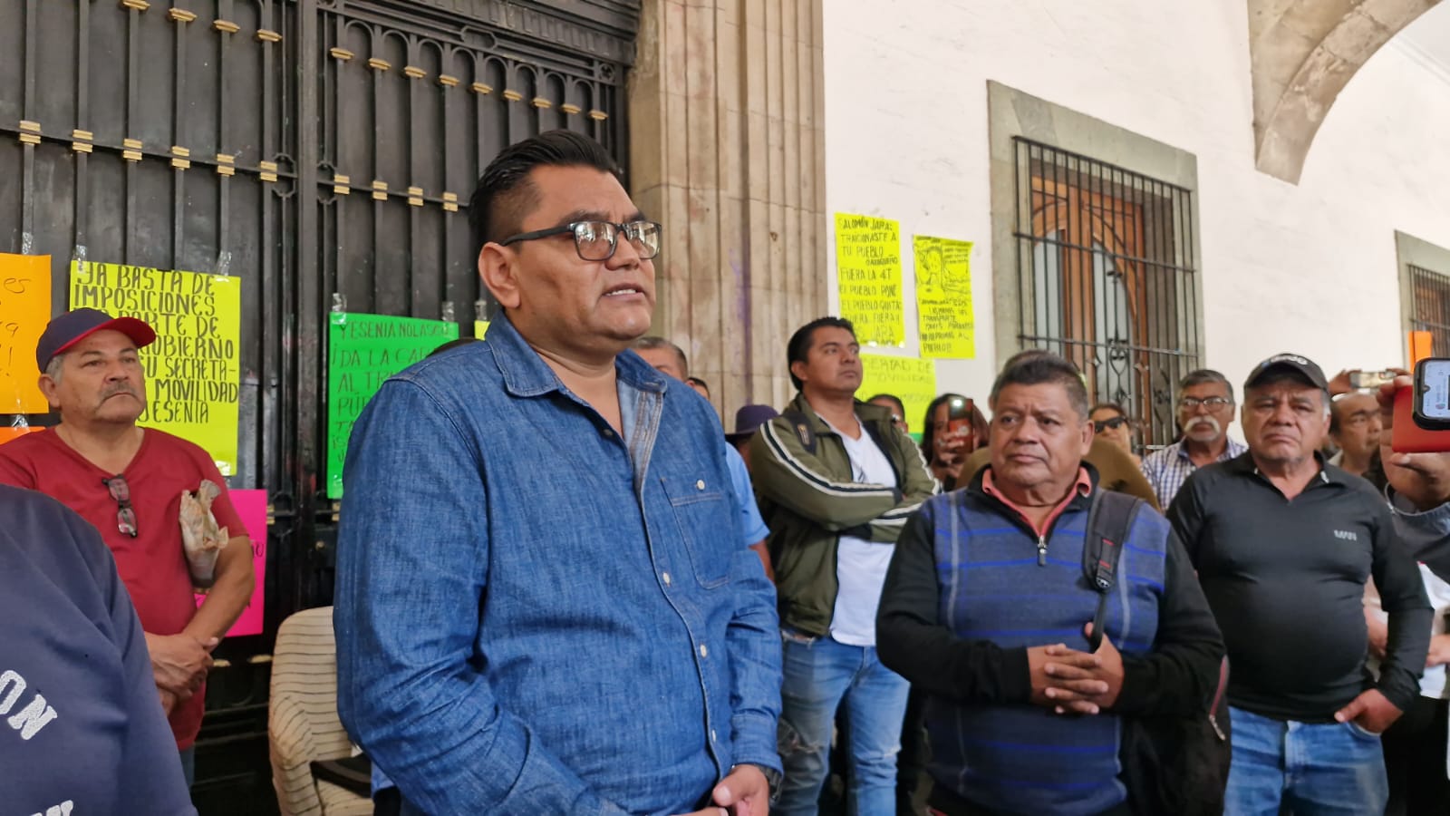 Taxistas mantienen presencia en Palacio de Gobierno; acusan que plan de reordenamiento vial sigue sin ser presentado