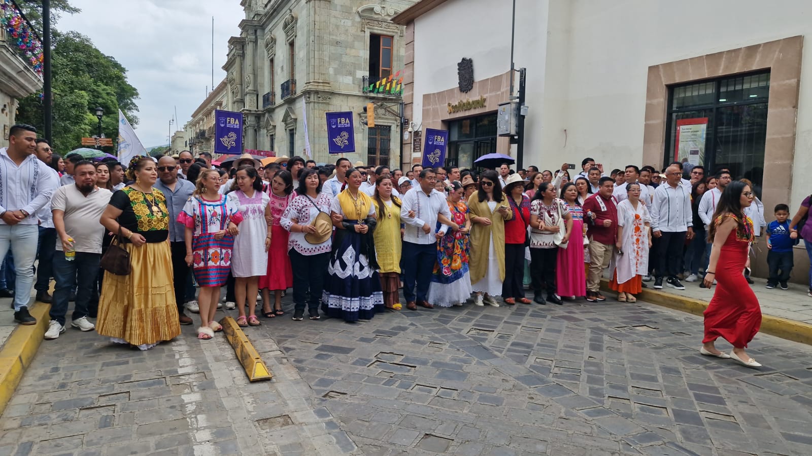 Con animada calenda inicia la Guelaguetza Universitaria 2026; desfilan delegaciones por el Centro Histórico