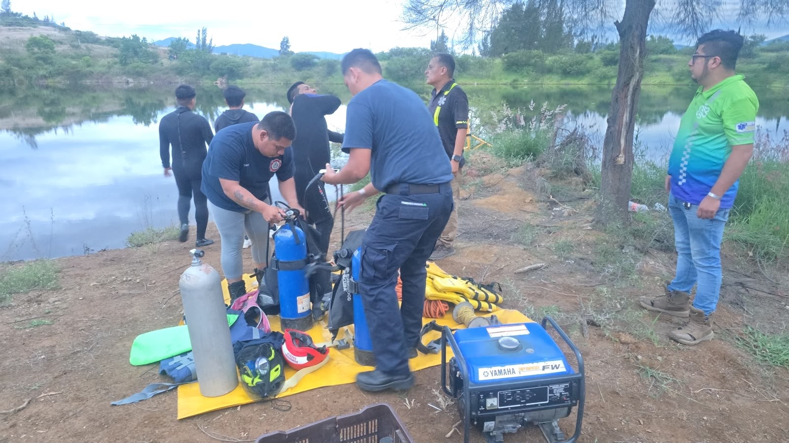 Bomberos de Oaxaca rescatan cuerpo de joven de 18 años en presa de San Francisco Lachigoló