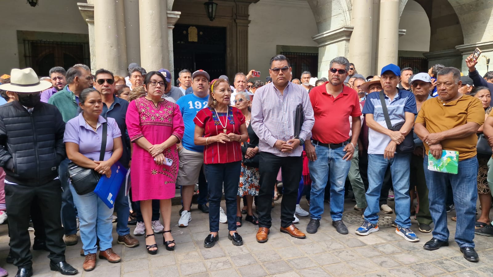 Taxistas colectivos aceptan prueba piloto de 45 días; dejarán pasaje en la calle Victoria