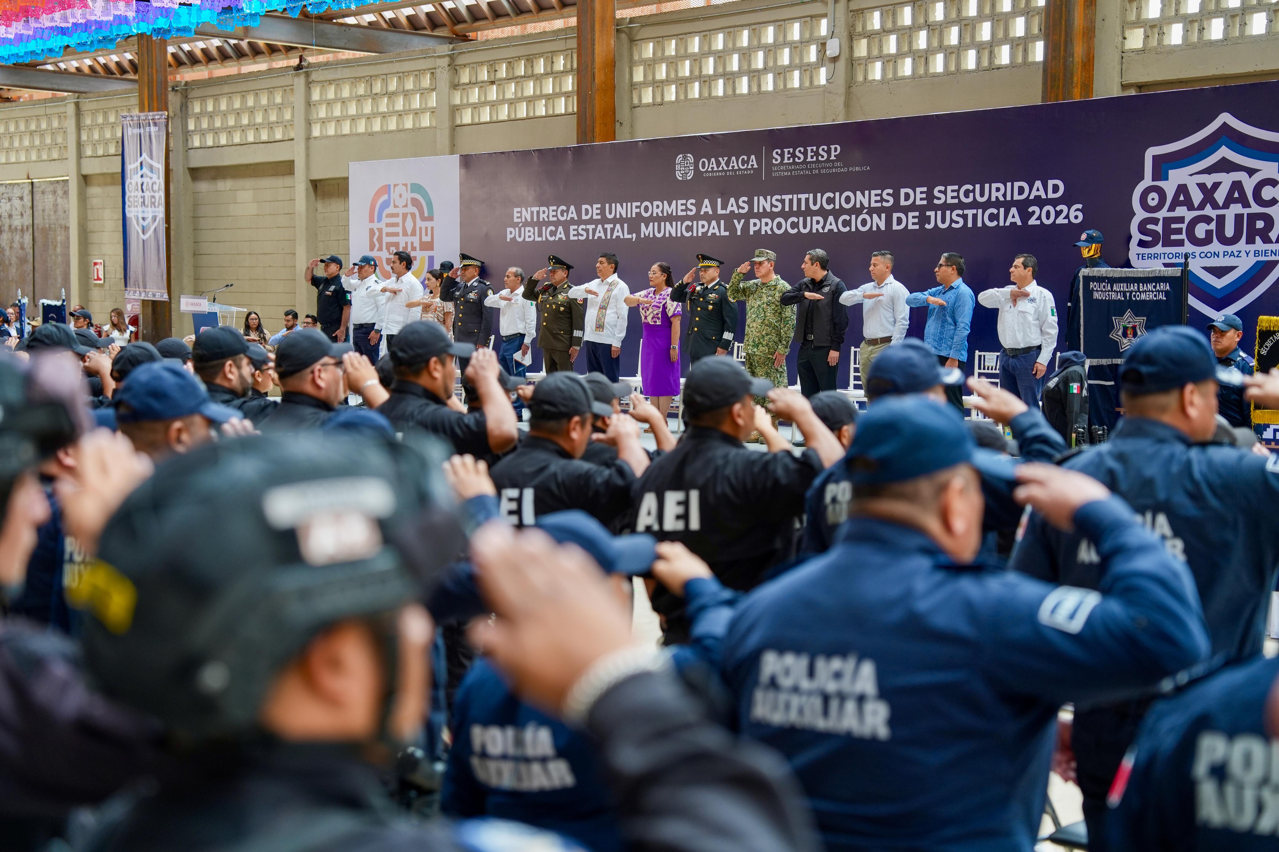 Entrega Gobernador Salomón Jara uniformes a instituciones de seguridad pública estatal, municipal y de procuración de justicia