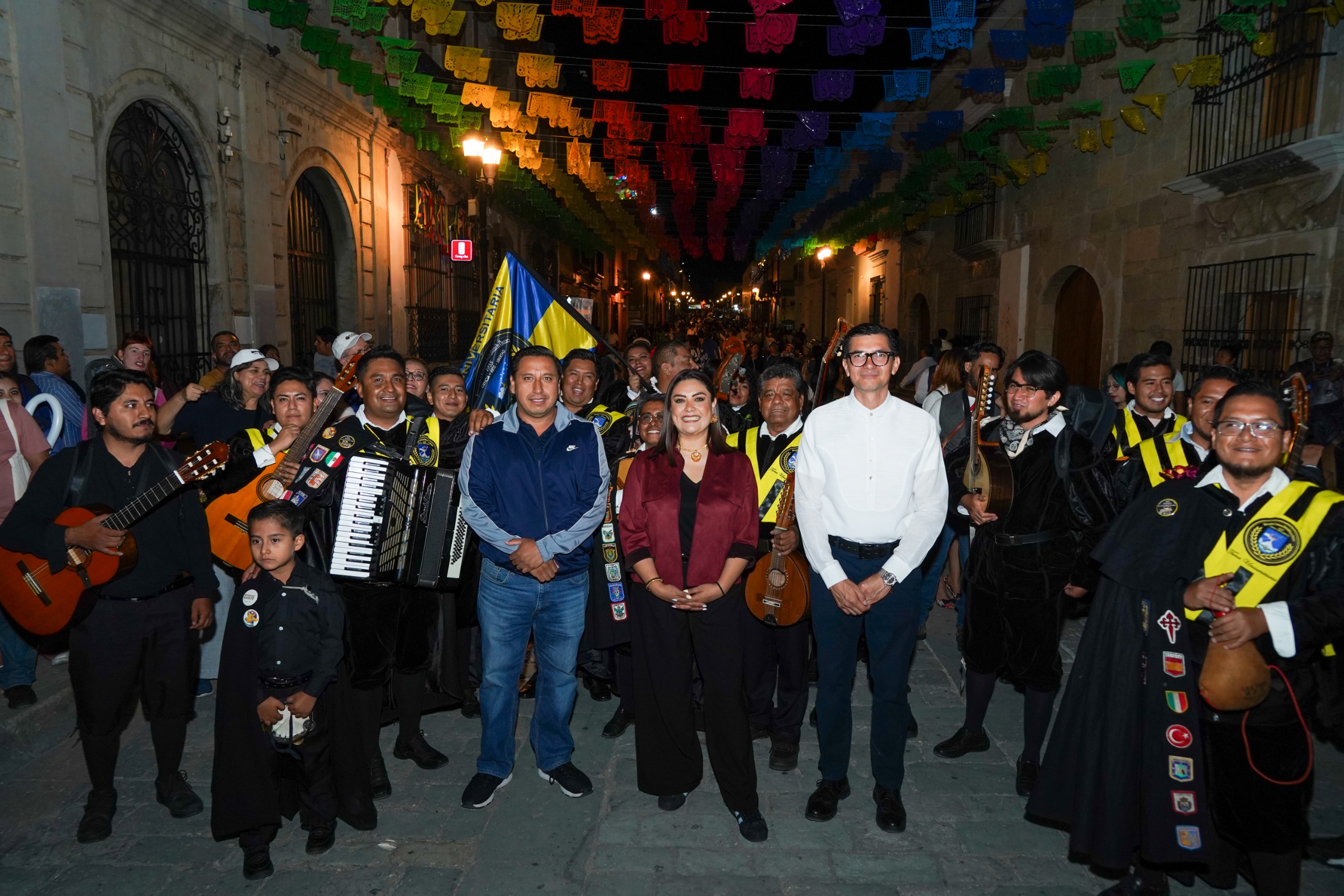 La Tuna Universitaria de la UABJO realiza su tradicional Callejonada Guelaguetza 2026