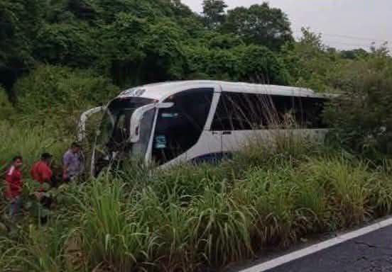 Autobús con peregrinos se accidenta en Tututepec; una mujer resulta lesionada