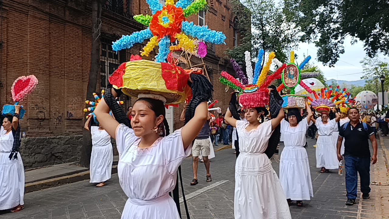 Calenda Serrana llena de color y tradición el Centro Histórico de Oaxaca