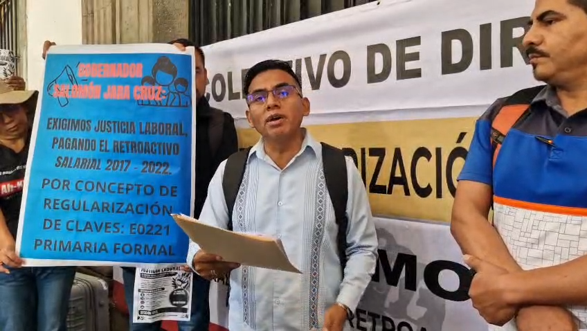 Directores de primaria de la Sección 22 exigen pago de retroactivo; protestan en Palacio de Gobierno